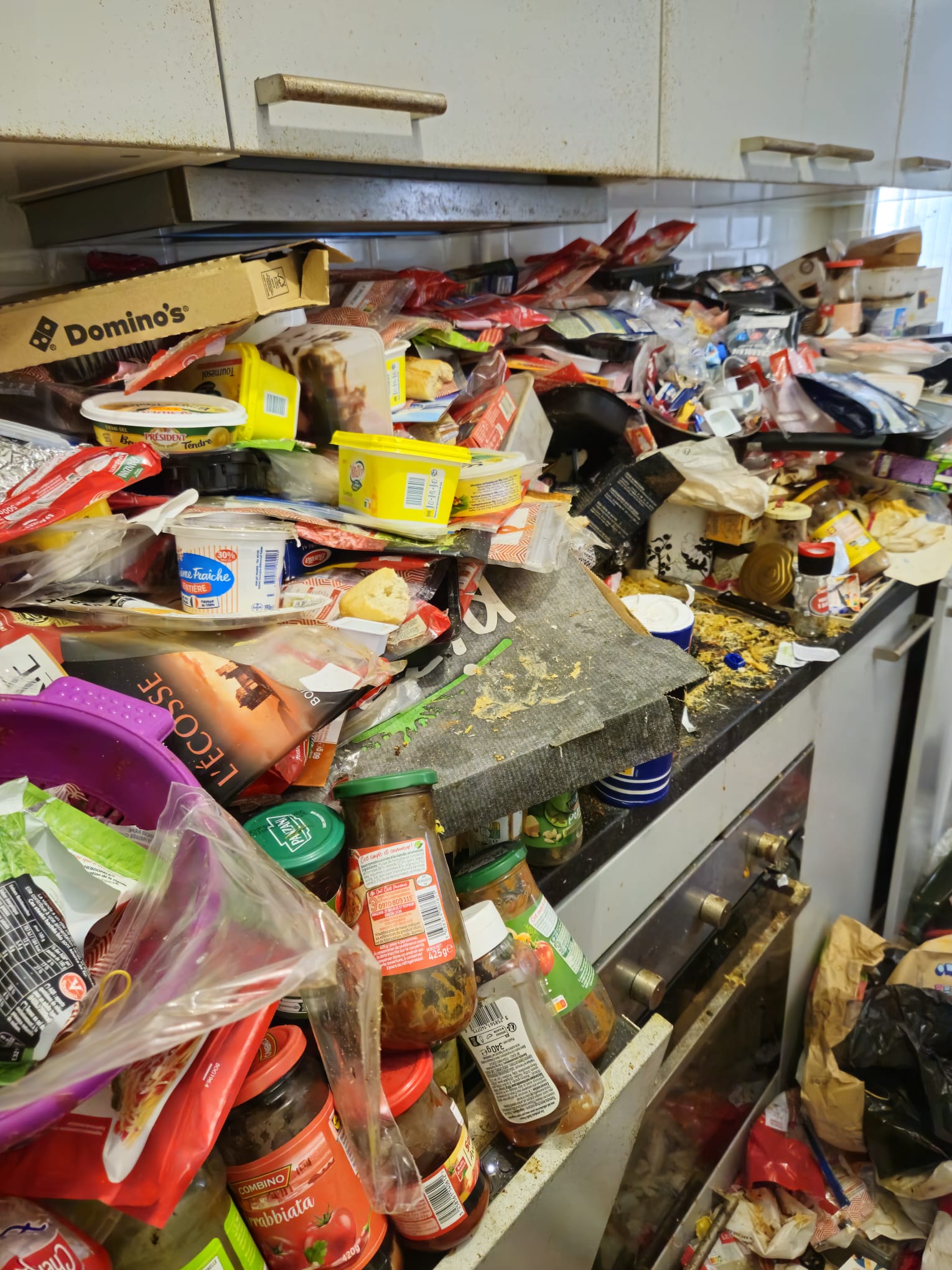 Angle cuisine avec accumulation bloquant l'accès aux machines