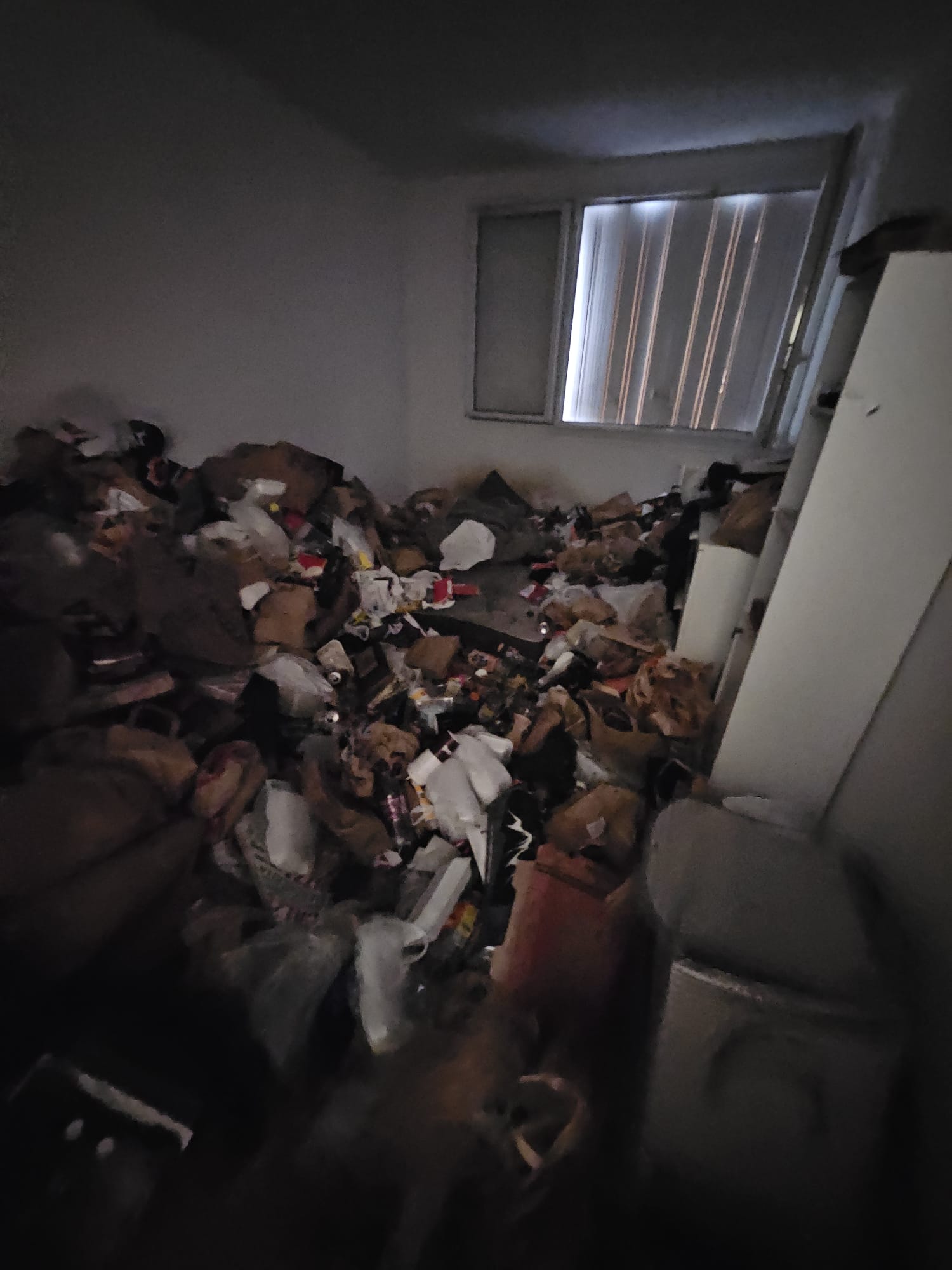 Pièce d'habitation entièrement encombrée nécessitant un nettoyage extrême complet