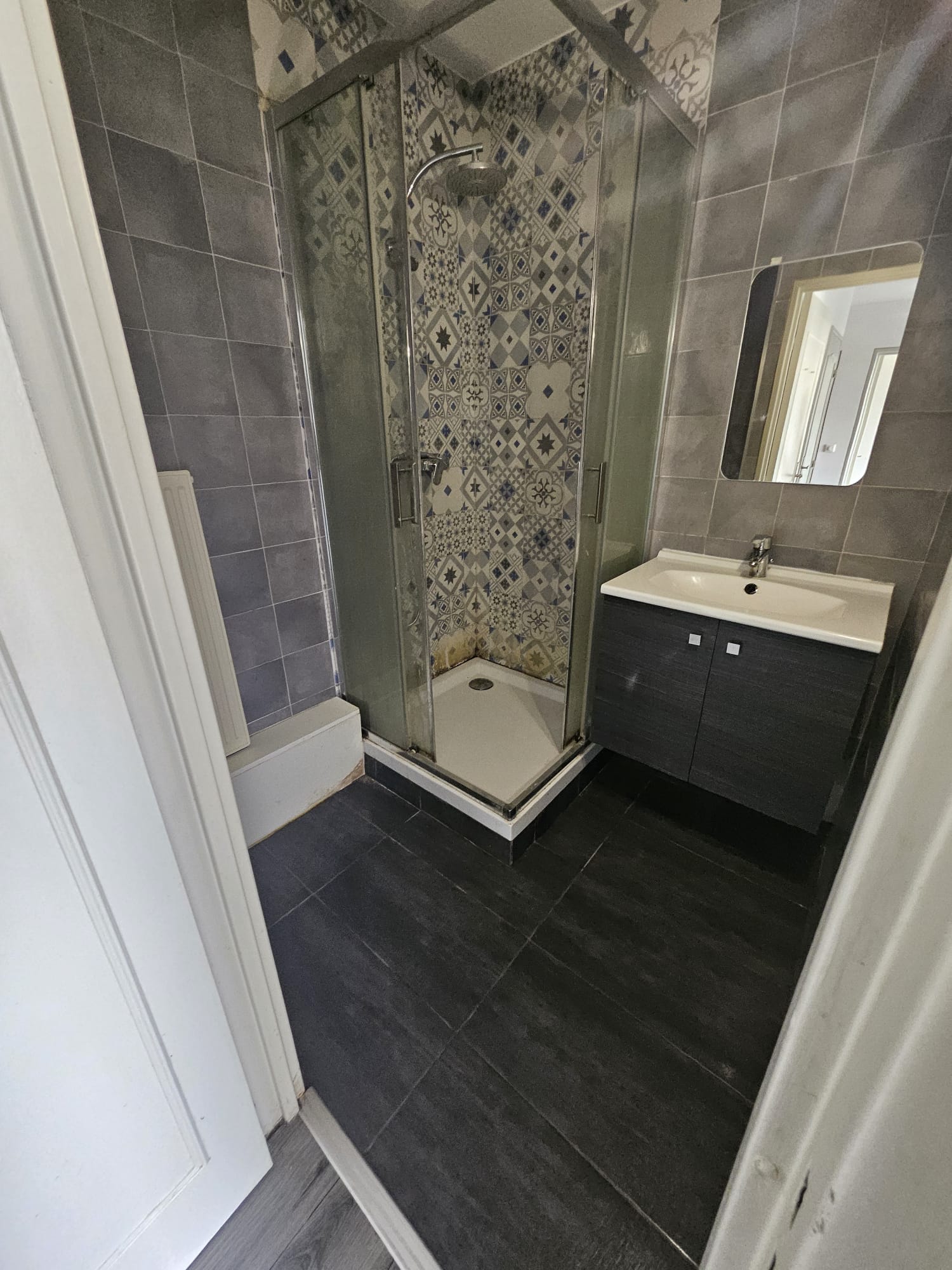 Même salle de bains après décontamination Nettoyage Extrême France : surfaces désinfectées, espace assaini